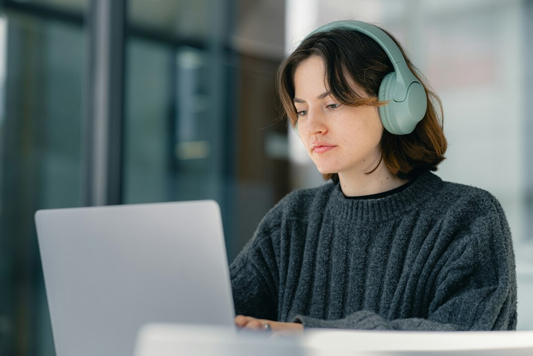 person exploring health course online